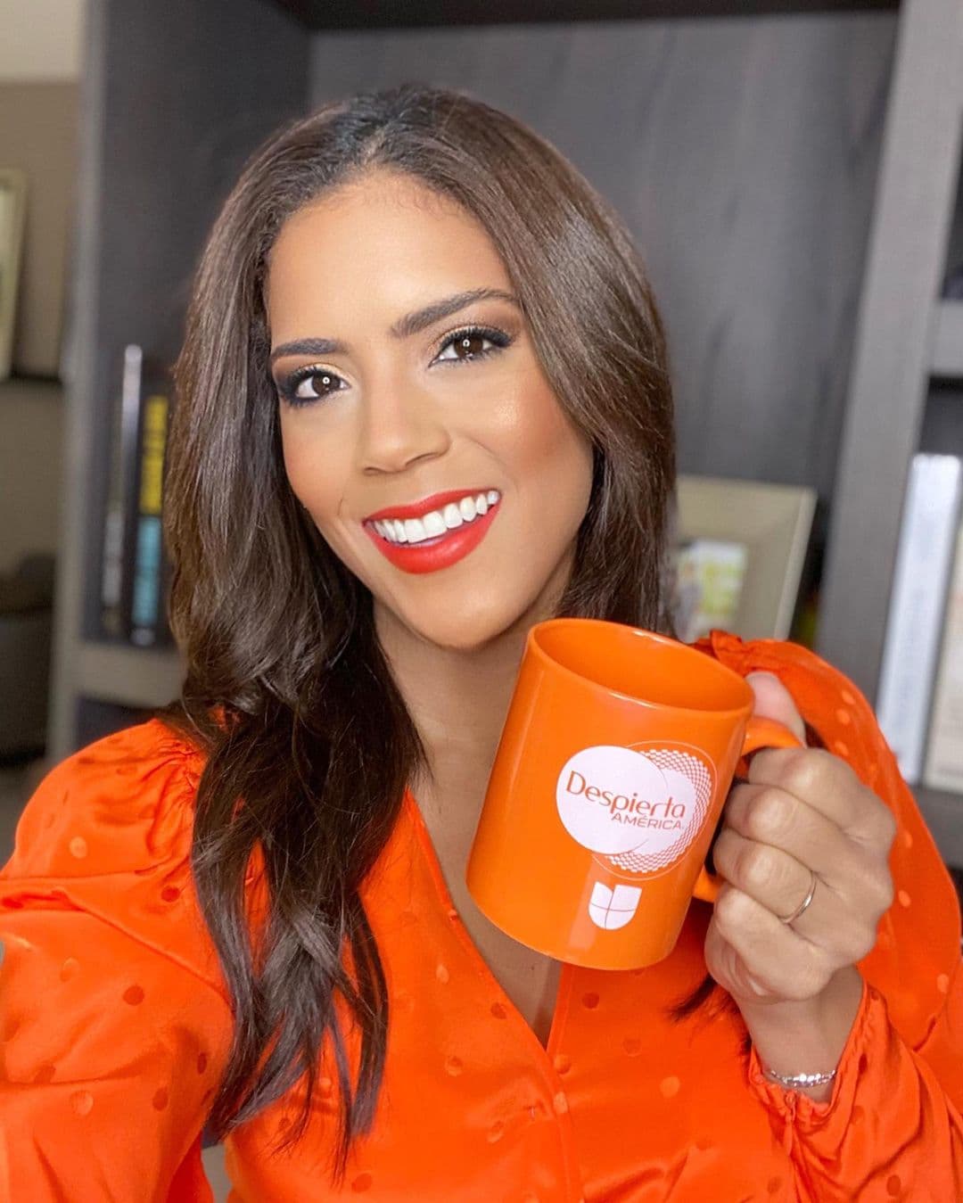 A Francisca Lachapel también la hemos visto muy festiva. Durante las últimas semanas ella ha transmitido para el show desde la comodidad de su hogar y nos encantó este 'outfit' con el que nos dio los buenos días.