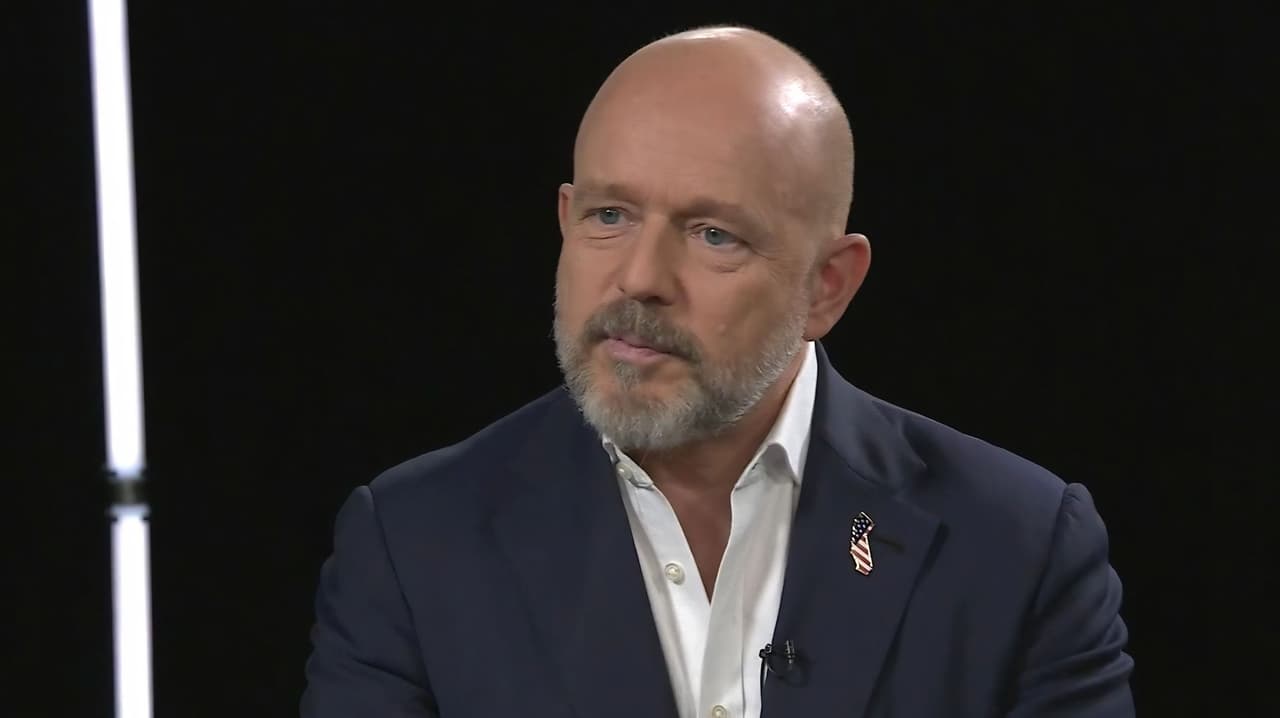 El candidato Steve Hilton propone rebajar impuestos por cada $100,000 de ingresos