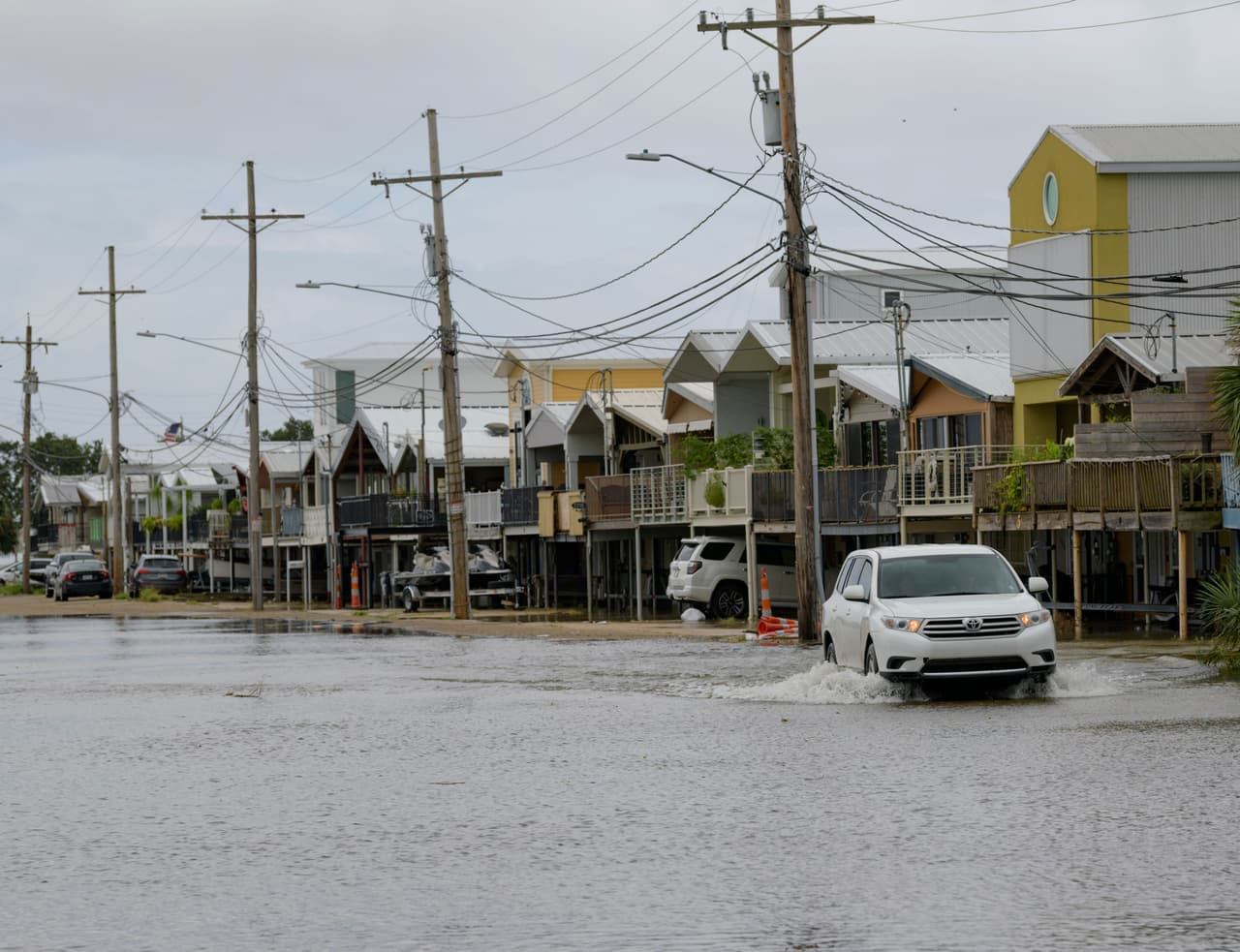 Según el boletín de las 18:00 horas GMT del CNH, la tormenta tropical presenta vientos de 70 millas por hora; se mueve en dirección al noroeste a 6 millas por hora y se espera un giro hacia el norte-noroeste la noche de este sábado, seguido de otro hacia el norte el domingo. En la imagen Breakwater Drive en Nueva Orleans, Louisiana.