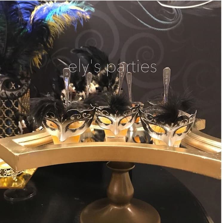 Las bebidas también estaban adornadas por pequeñas máscaras que iban con el tema de la fiesta.