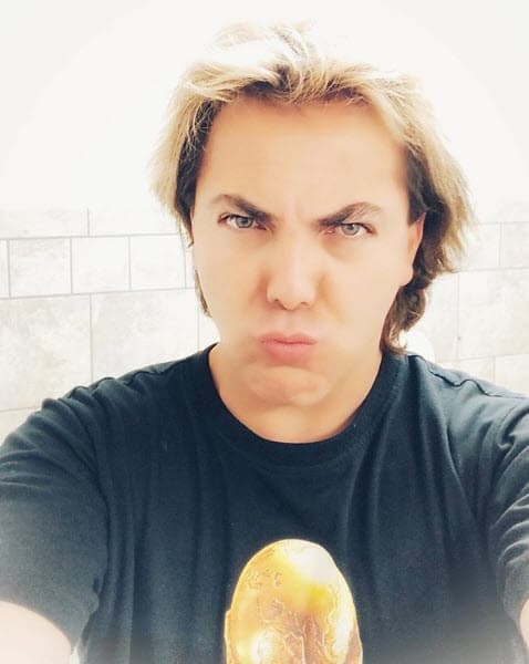 Cristian aseguró que su amor por la música lo mantiene muy ocupado: "Quisiera ser buen padre, quisiera ser más aficionado, quisiera ser más allegado, pero finalmente me gana la tensión en la canción que estoy haciendo, me gana la tensión del viaje que viene, me gana la tensión de lo que está sucediendo musicalmente".
<br>