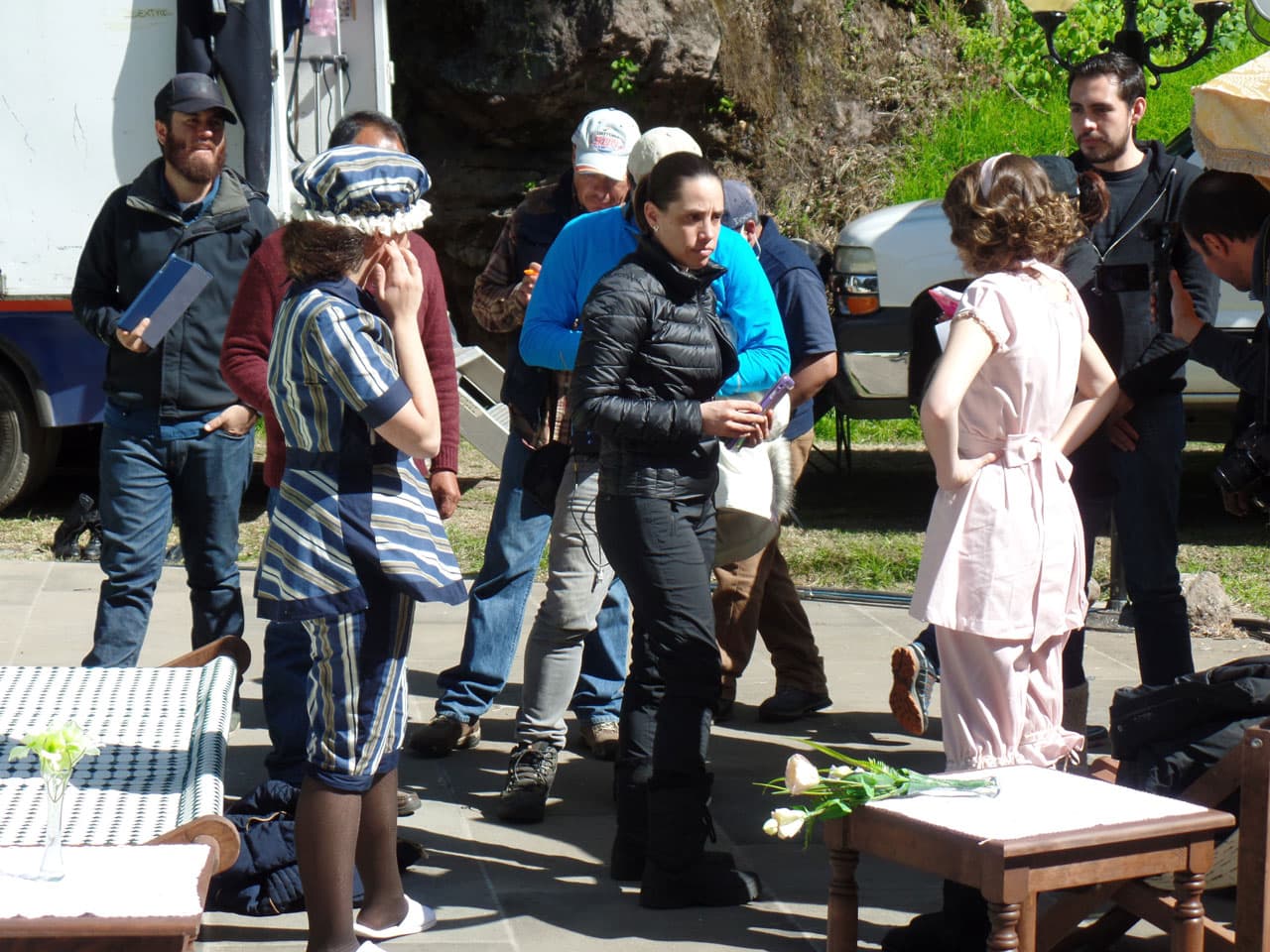 Ana Lorena, la directora de escena, les dio indicaciones para la grabación.