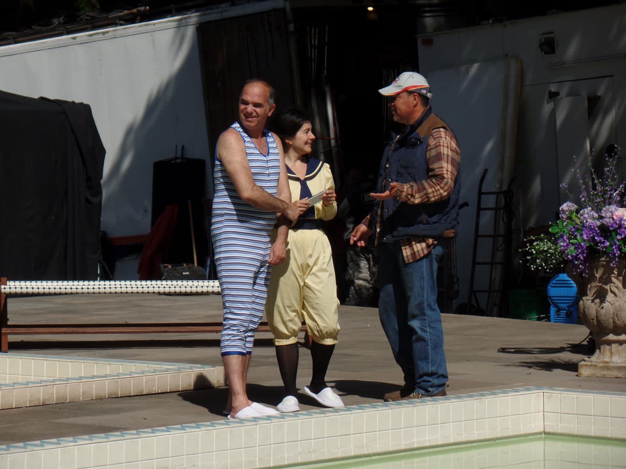 Mira el traje de baño de los extras, para esa época era muy atrevido mostrar el cuerpo. ¿Te pondrías uno?