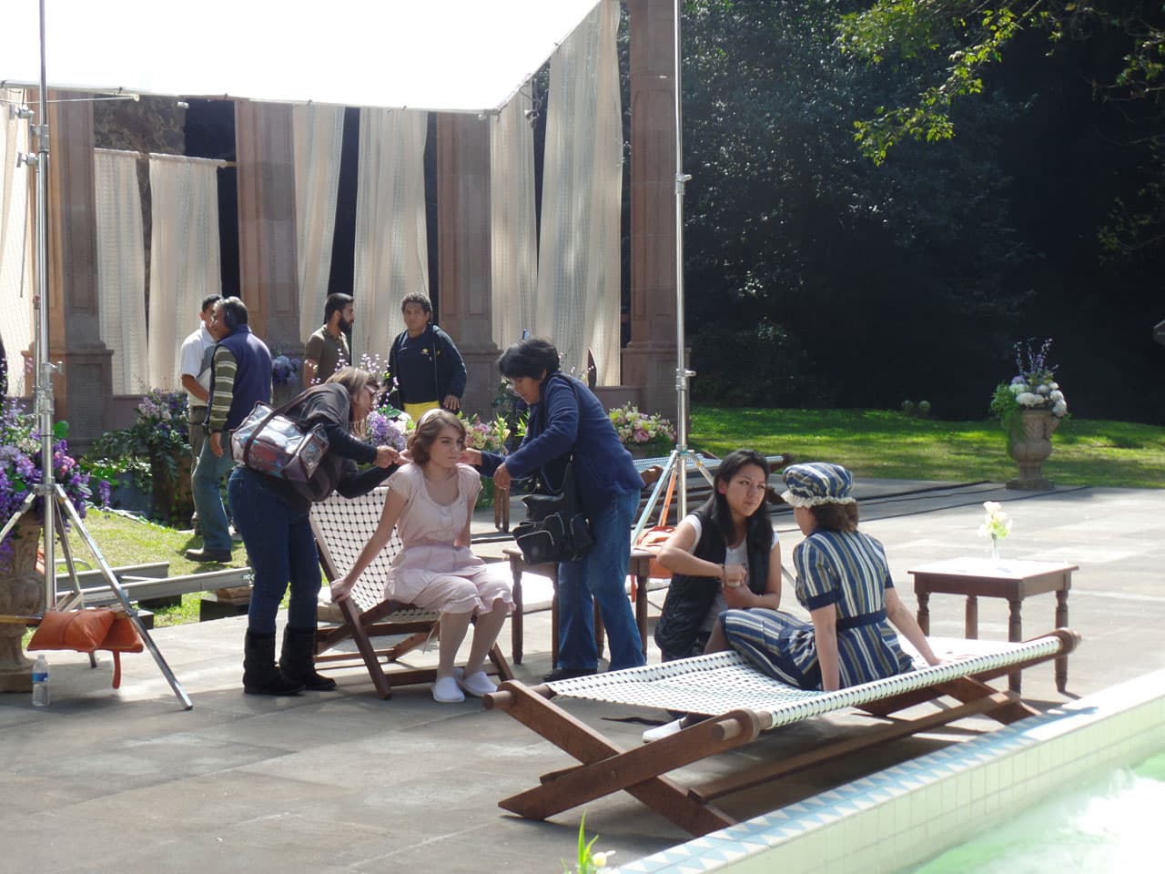 Antes de comenzar ambas recibieron un retoque de maquillaje y peinado.