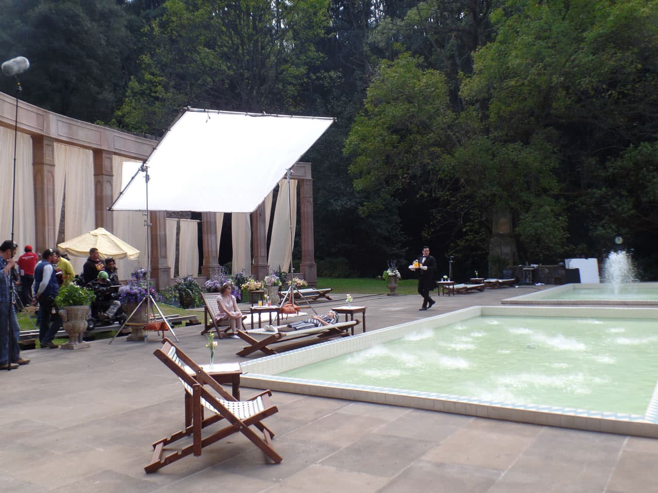 Eugenia y Mercedes salieron a las albercas del 'Gran Hotel' para tomar el sol.