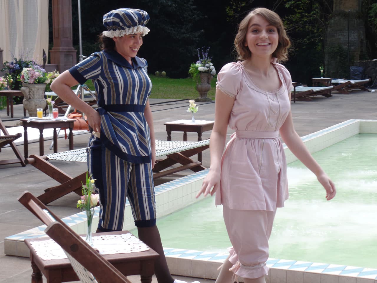 Bárbara Singer y Sofía Castro interpretan a las hermanas Ballesteros.