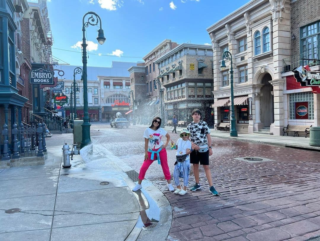 "Han sido unos días increíbles disfrutando a mis hijos y a mi hermano. Estamos felices y no podría decirles lo maravilloso que es verlos felices y pasar todo el tiempo con ellos riéndonos y disfrutando de nuestra aventuras", describió la actriz de 'Hasta que el dinero nos separe' en su perfil de Instagram.