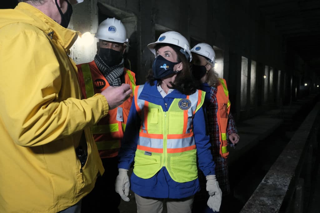 Estas obras incluirán tres nuevas estaciones en East Harlem, que se ubicarán en las calles 106, 116 y 125 y esta última contará con una terminal que se conectará con la línea Lexington.