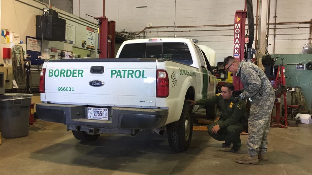 Dos miembros de la Guardia Nacional están asignados al taller de mecánica para dar apoyo en la reparación de vehículos.
