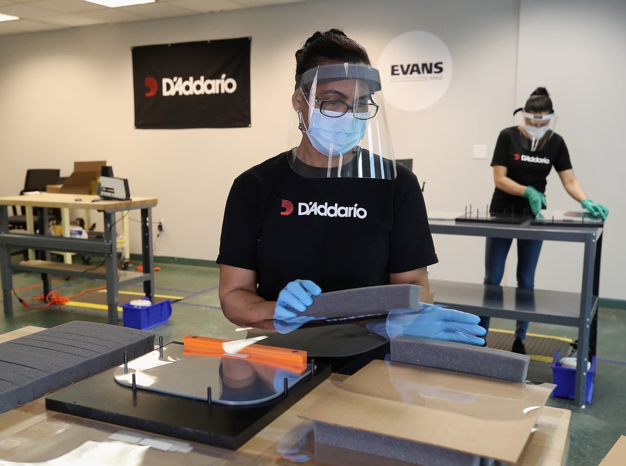 D’Addario planea producir mascarillas protectoras bajo la marca Dynatomy, aprobada por la FDA, según una publicación del medio local Long Island Business News.