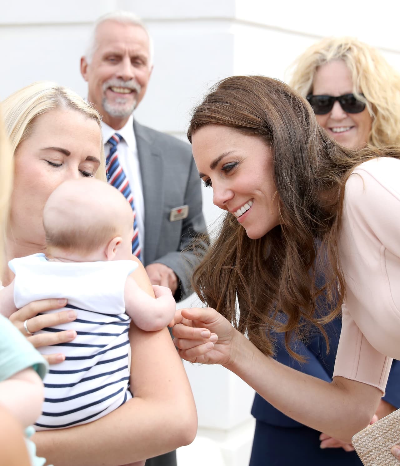 Le presentaron a varios bebitos.