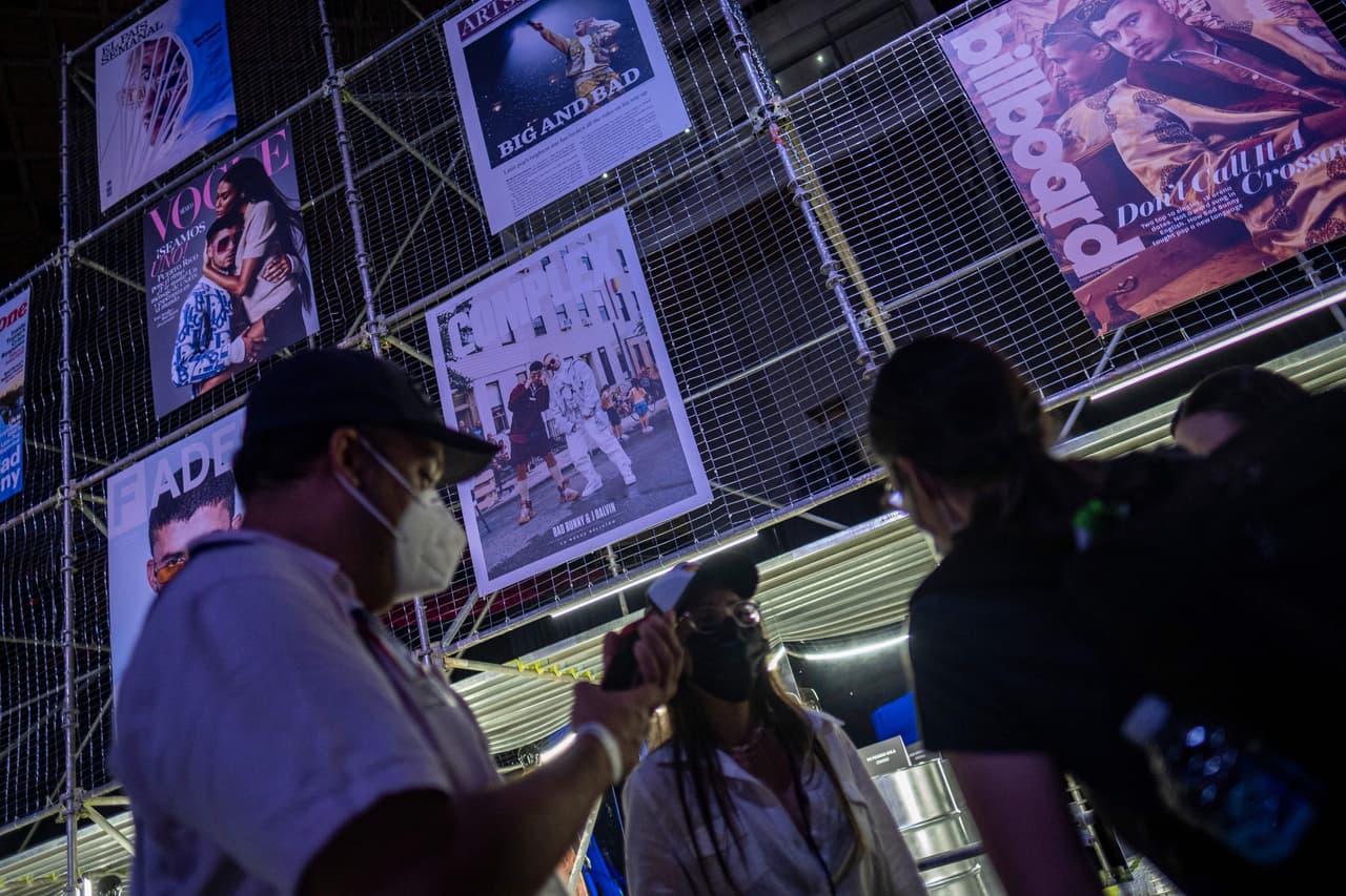 También exhibió múltiples portadas de publicaciones que dan testimonio de su evolución y crecimiento como artista.