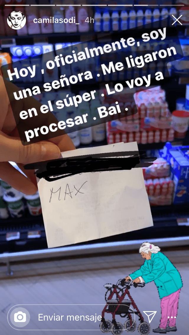 "Hoy, 
<b><a href="https://www.univision.com/famosos/camila-sodi-cumple-34-anos-y-uno-de-sus-galanes-en-rubi-no-lo-paso-por-alto-video" target="_blank">oficialmente soy una señora</a></b>. Me ligaron en el super. Lo voy a procesar. Bai", escribió junto con la foto en donde aparentemente el pretendiente le dio su teléfono. 
<br>