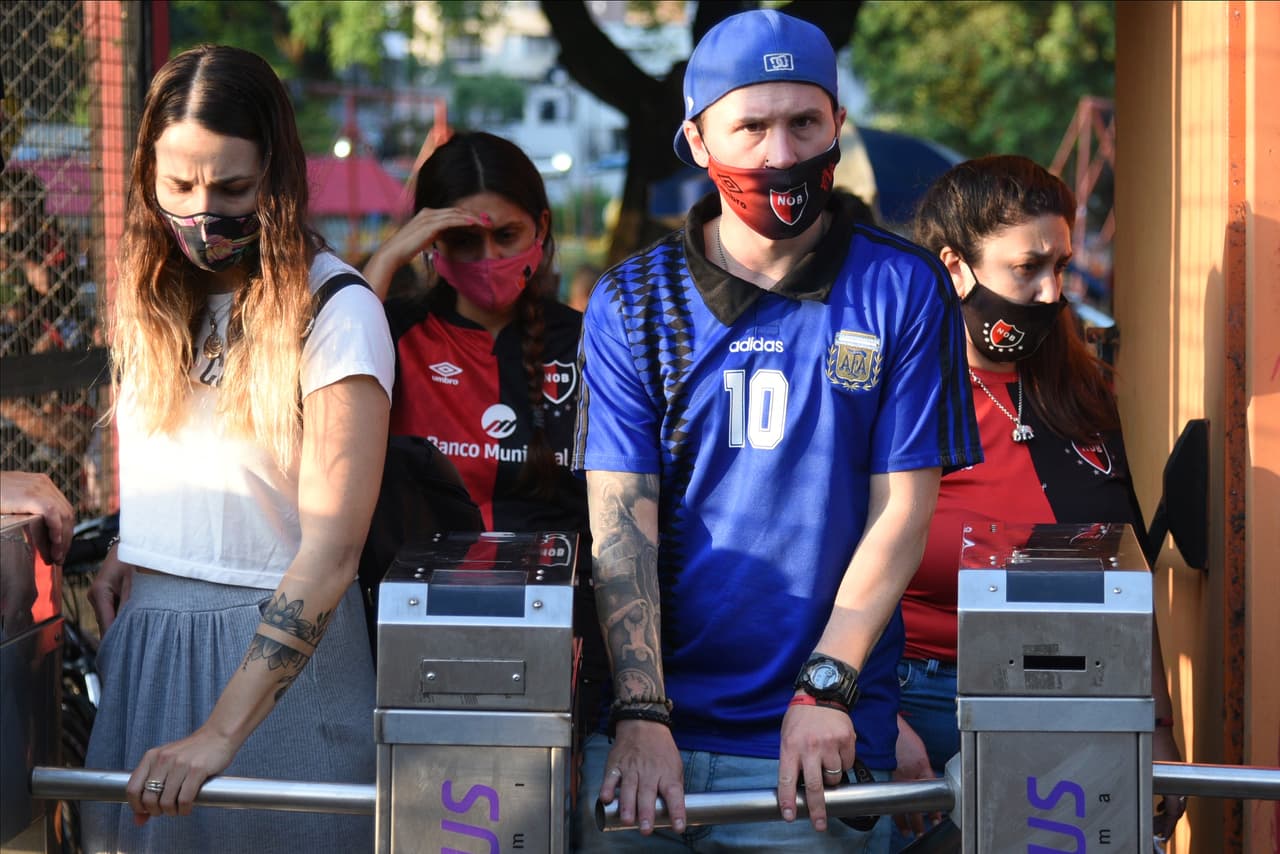 Compungidos, fanáticos de Newell's Old Boys de Rosario se acercan al Estadio Marcelo Bielsa para rendirle honores a Maradona, uno de los mejores futbolistas en toda la historia quien falleció a 60 años. 
<br>