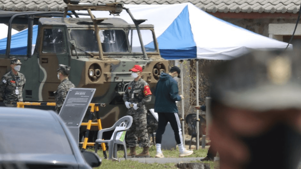 Será expuesto a gases lacrimógenos, aprenderá a disparar y tendrá ejercicios de combate junto con simulacros de fuego real durante el campamento.