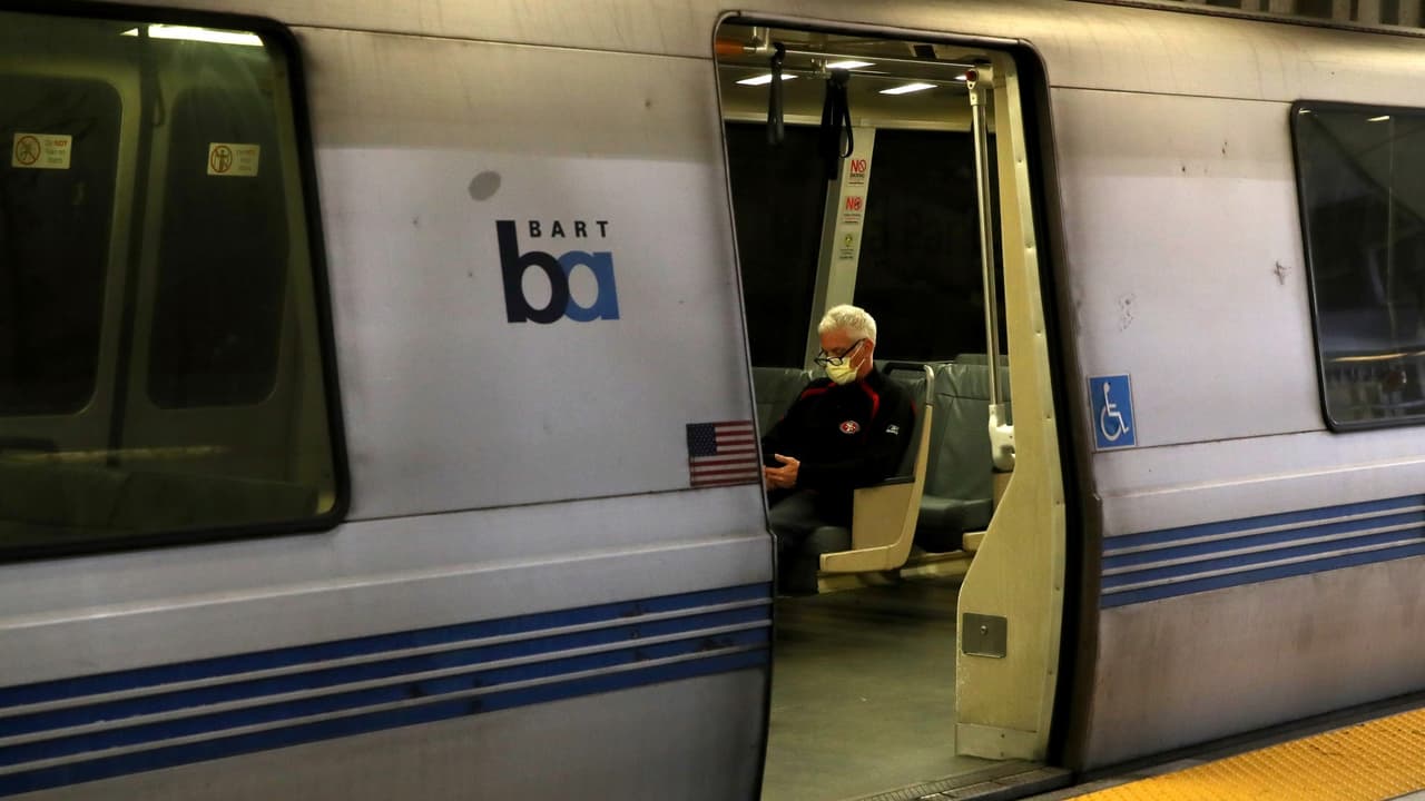 BART elimina (una vez más) el mandato sobre el uso obligatorio de mascarillas