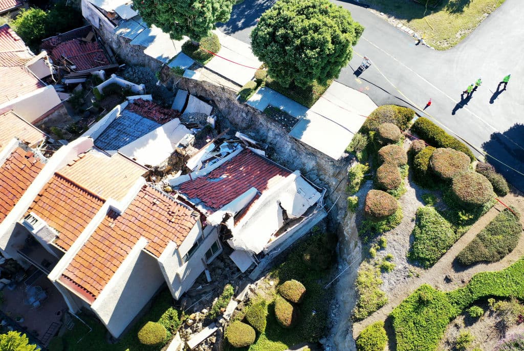 Los propietarios de otras cinco viviendas se vieron obligados a desalojar este martes, cuando el deslizamiento de terreno que ya había inhabilitado 12 mansiones en Peartree Lane afectó las suyas, en la ciudad de Rolling Hills Estates.
