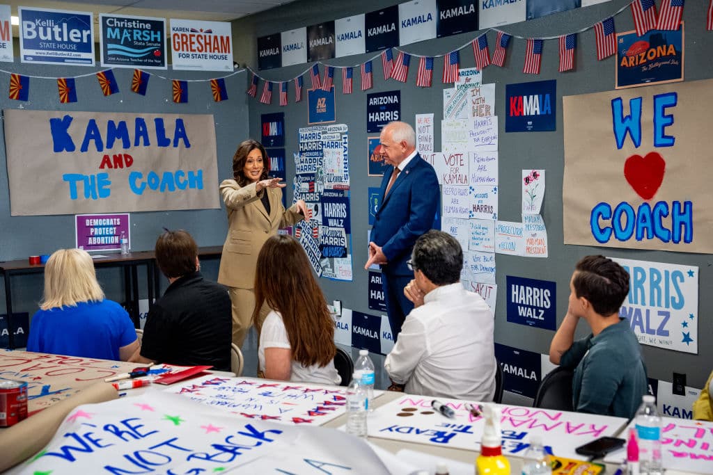 Kamala Harris junto a su candidato a vicepresidente, el gobernador Tim Walz.