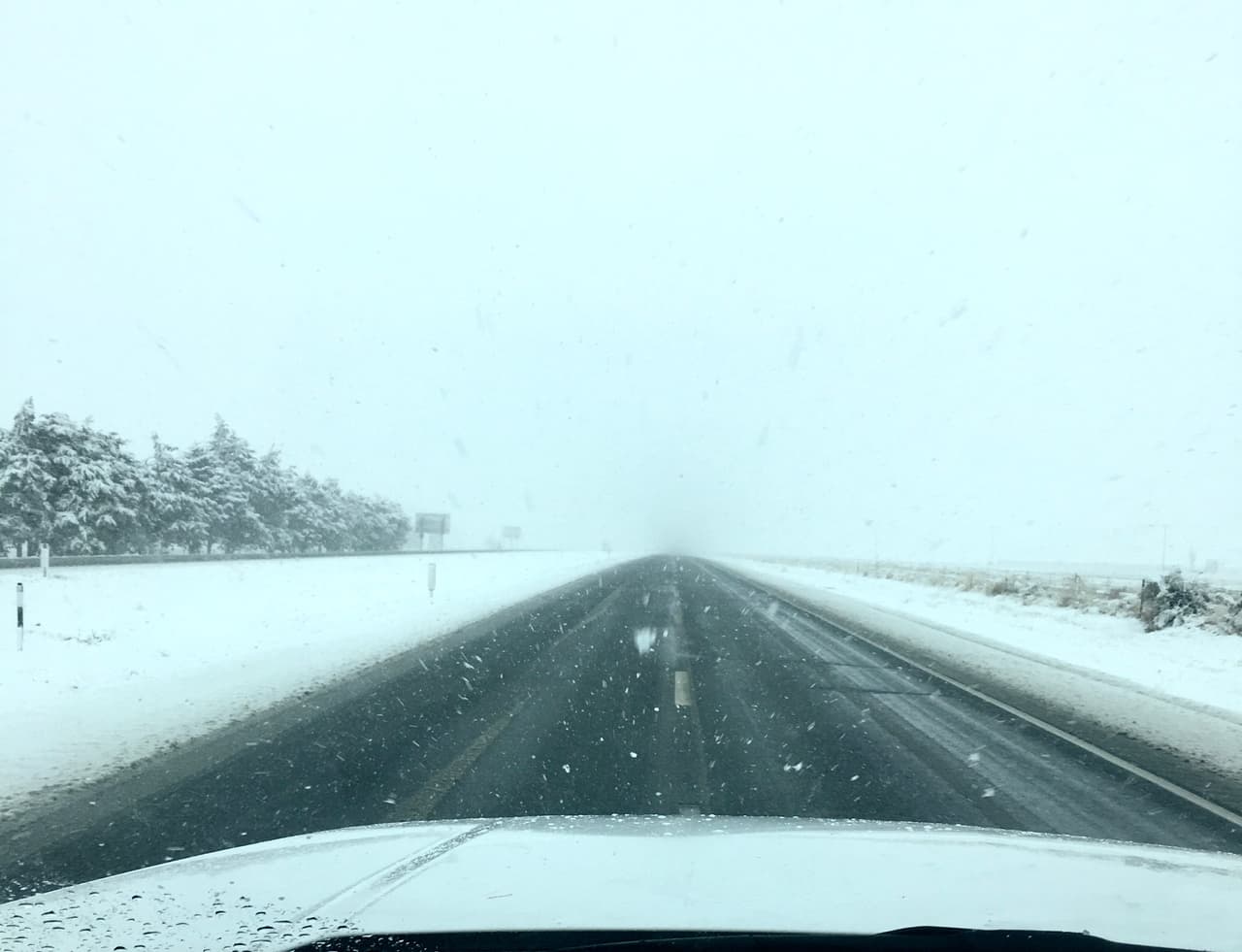 Nieve acumulada en Tehachapi supera las 5 pulgadas de nieve, en el condado de Kern