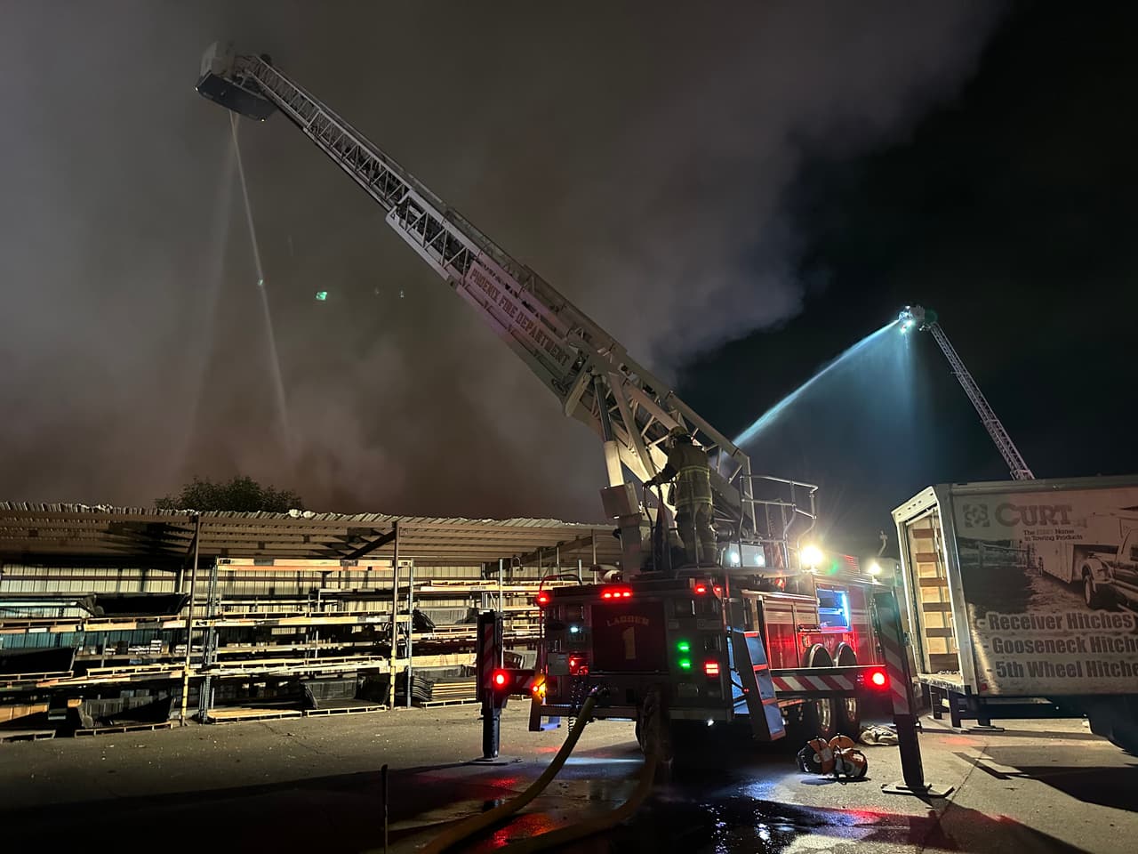 A través de escaleras se comenzó a controlar el fuego desde arriba para evitar que siguiera dañando la estructura o que se extendiera.