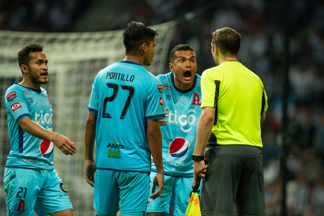 Tan solo a seis minutos del inicio del complemento Alianza cometió penal sobre Funes Mori y la ilusión en las tribunas de la clasificación se prendía.