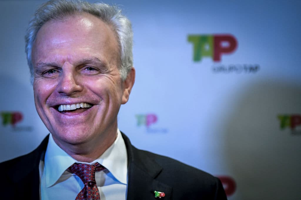<b>David Neeleman fundó la aerolínea Jet Blue</b> en 1999. Esta fue una de las pocas aerolíneas que obtuvo ganancias en los años que siguieron al 11-S. Pero la empresa comenzó a experimentar altibajos hasta 2007, cuando una crisis de fiabilidad hizo que se paralizaran sus ingresos, después de que miles de pasajeros quedaron retenidos en aeropuertos durante horas. Poco después de aquellos incidentes, Neeleman fue expulsado del liderazgo de la compañía. Al año siguiente fundó 'Azul Brazilian Airlines'.