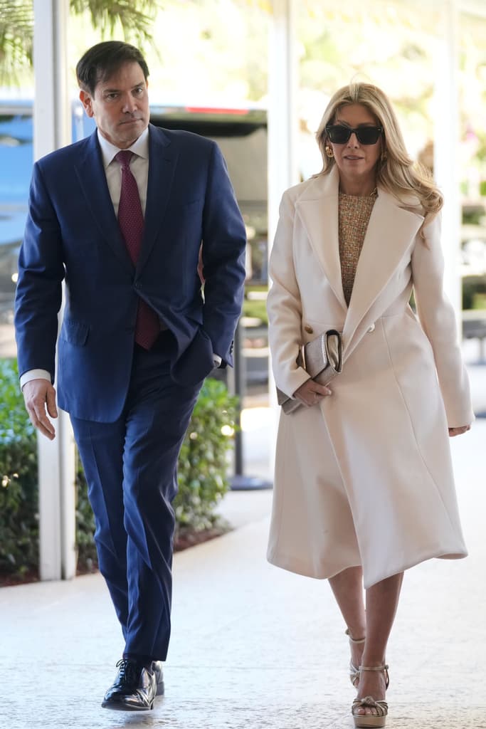 La seriedad del matrimonio Rubio contrastaba con la actitud más divertida de otros invitados.