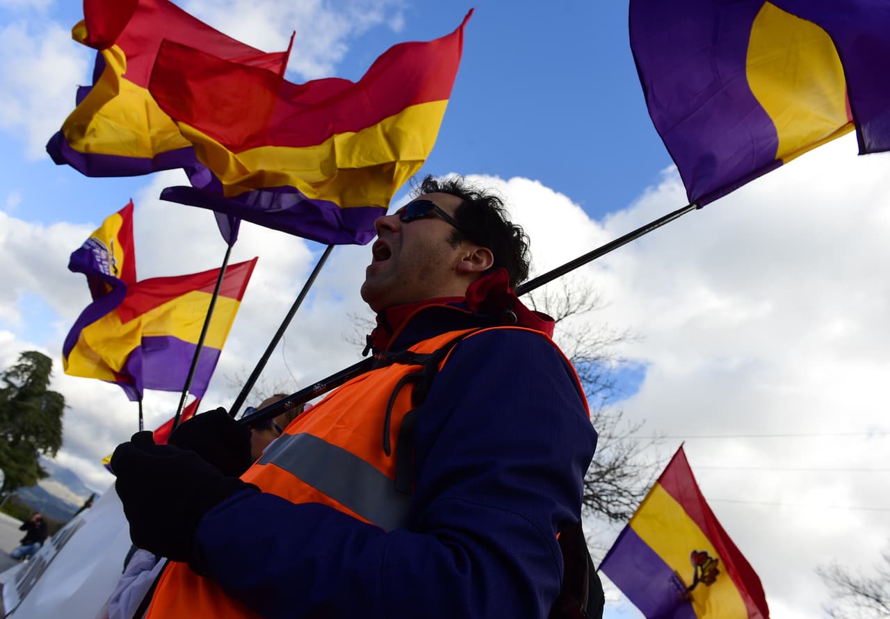 <b>VALLE DE CUELGAMUROS.</b> La izquierda buscó transformar el lugar en un monumento dedicado a todas las víctimas. Se propuso construir un paseo para explicar que fue levantado por prisioneros, pero fue rechazado. En 2007 se planteó que se mantuviera como lugar de exclusivo culto religioso ya que en el complejo funciona una Basílica. En 2017, la ONU
<a href="http://www.diariodejerez.es/espana/ONU-Espana-franquismo-Guerra-Civil_0_1137486967.html" target="_blank">recordó al gobierno la petición que había realizado en 2014</a> de que oiga a las víctimas del franquismo. En la foto, manifestantes antifranquistas con banderas republicanas en el monumento, en 2015.
<br>