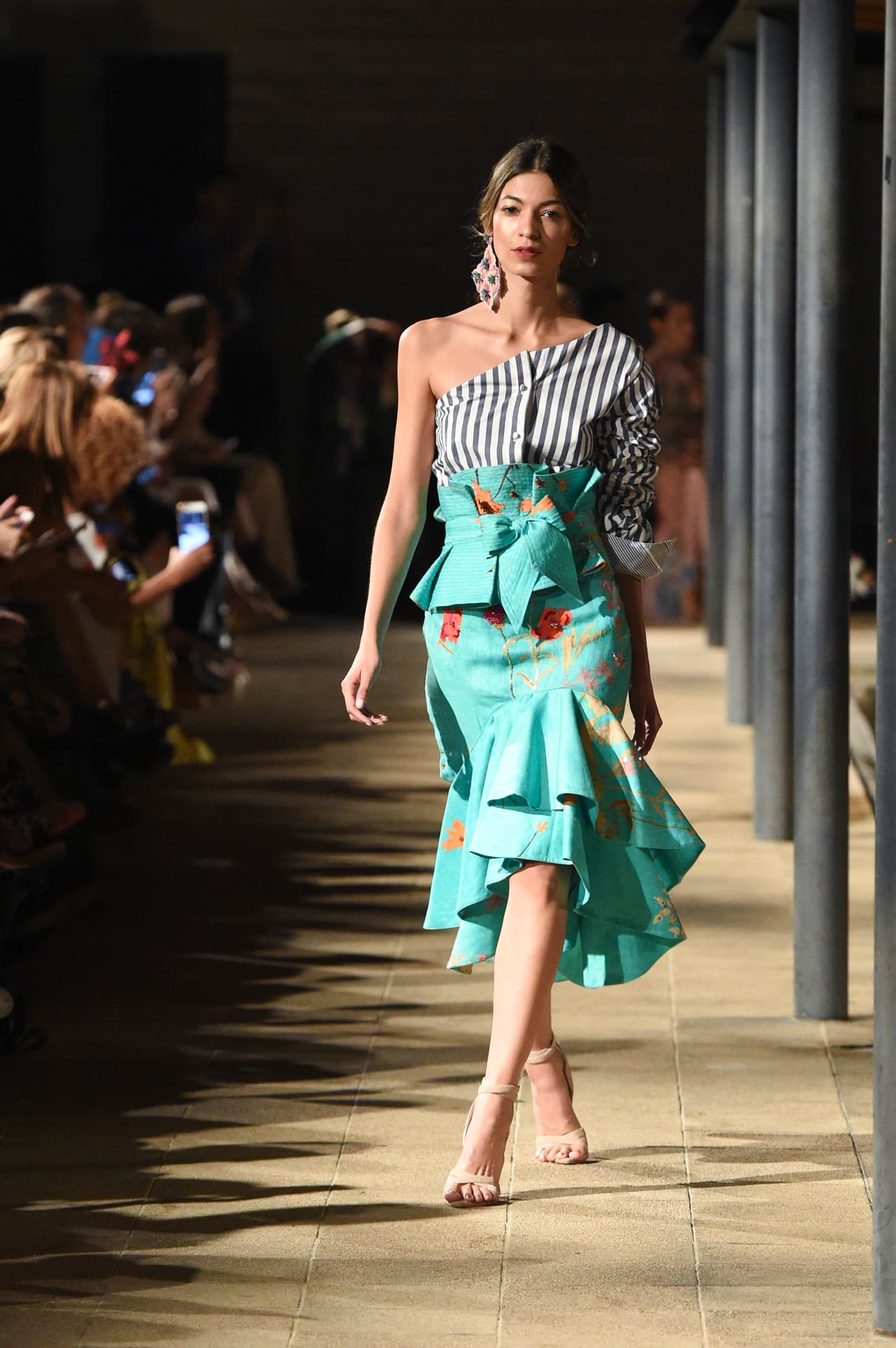 Si durante todo este verano hemos visto cuellos bandejas que se escurren por los hombros y los dejan desnudos, los vaticinios son que lo que viene como tendencia es dejar un solo hombro al descubierto y el otro vestirlo completamente, como se muestra en este top camisero de Johanna Ortíz que desfiló en Medellín.