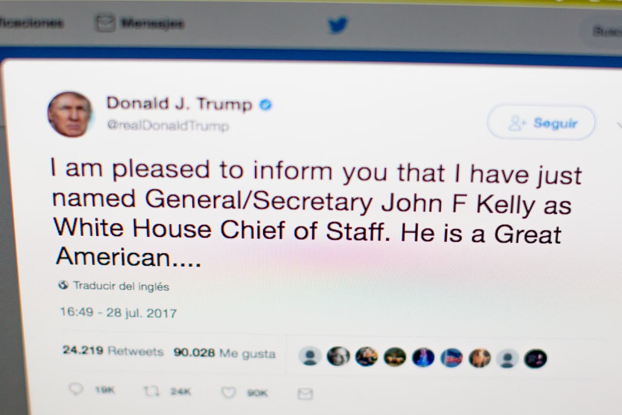 <b>Hola John Kelly. <a href="http://www.univision.com/noticias/politica/trump-reemplaza-a-su-jefe-de-gabinete-reince-priebus-por-john-kelly" target="_blank">Donald Trump anunció por Twitter</a></b> que su nuevo jefe de gabinete de la Casa Blanca era el hasta entonces secretario de Seguridad Nacional, John Kelly. El anuncio llegó antes de que se sepa de la renuncia de Reince Priebus, motivada por la llegada de Scaramucci.
<br>