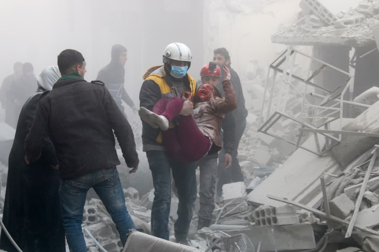 20 de febrero. Un rescatista carga a una joven herida que logró salir con vida desde dentro de los escombros de Arbin. Los ataques aéreos rusos destruyeron un hospital regional clave en esta ciudad.