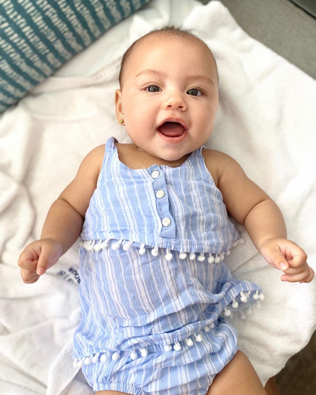 Madrugar y separarse de su pequeña bebé, Chloé Sophia, de 6 meses, no ha sido fácil, lo anterior de acuerdo a una de sus publicaciones en Instagram: “Madrugando después de unos días libres con mi bebé en casita. ¡Qué difícil es dejarlos!”