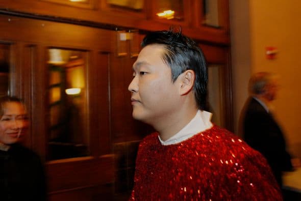 PSY salió vestido de rojo y lució un saco de lentejuela del mismo color, en tanto que le hicieron segunda bailarines con adornos de renos mientras él ejecutaba su pieza del famoso pasito "Gangnam Style".