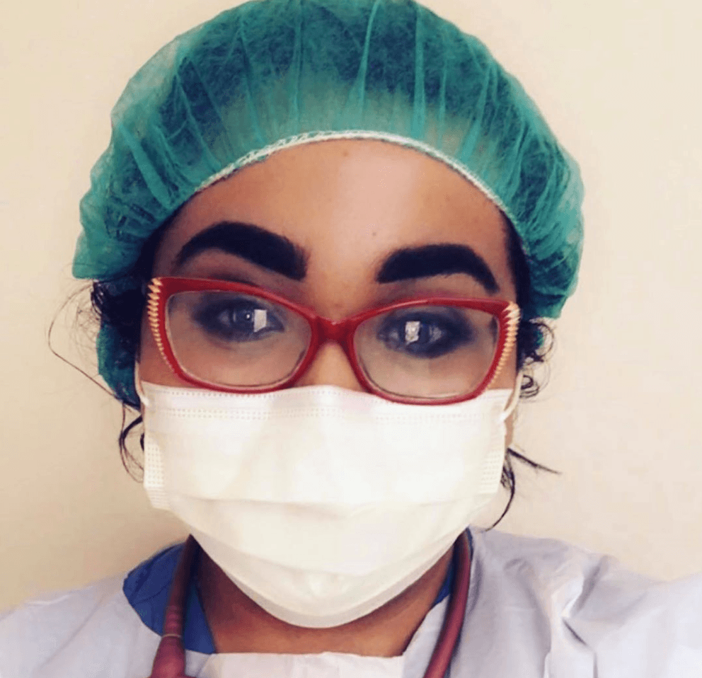 Ella es Giselle González, es estudiante de medicina y toma todas las notas de los pacientes en el Centro Médico en Rush Copley en Aurora. Con una sonrisa está siempre trabajando al lado de los doctores y dando lo mejor de sí a los pacientes, muchos con COVID-19.