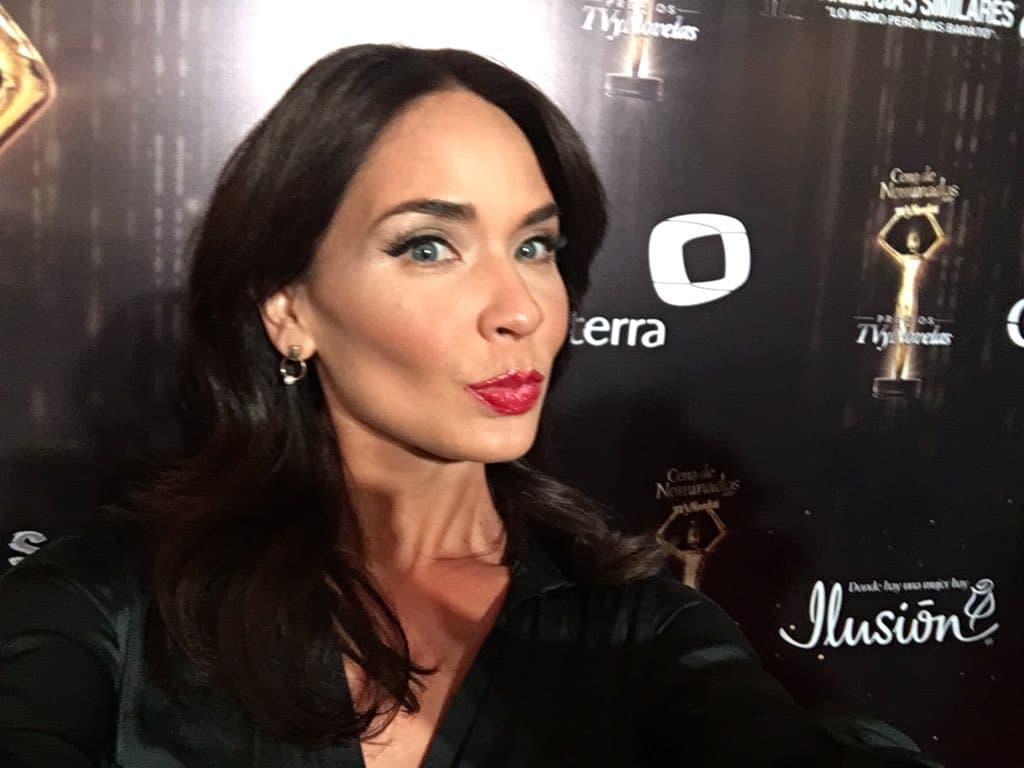 <b><a href="http://www.univision.com/temas/adriana-louvier">Adriana Louvier</a></b> se tomó una selfie para todos sus seguidores que la apoyan por su nominación a mejor actriz en 
<i>Sin rastro de ti</i>.