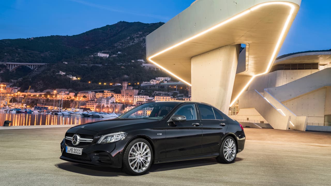 El Mercedes-AMG C43 Sedan 2019 debutará el 6 de marzo en el Auto Show de Ginebra 2018 y llegará a los consecionarios de la marca a finales del año, cuendo se anunciará su precio.