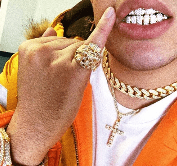 Benito Antonio Martínez Ocasio también ha invertido parte de sus ganancias en la compra de cadenas, anillos y dijes, y en adquirir fundas de diamantes para sus dientes.