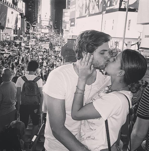 Aunque ya se les veía muy cariñosos en las locaciones, la pareja confirmó su noviazgo en junio de este año.