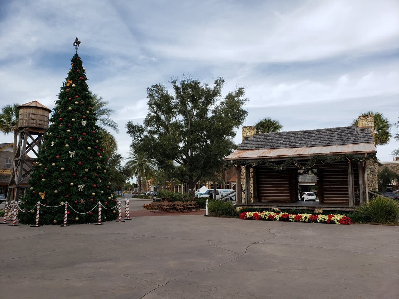 <b>Brownwood Tree Lighting Festival</b>
<br>
<b>Fecha:</b> 1 de diciembre
<br>
<b>Lugar:</b> Brownwood Paddock Town Square
<br>
<b>Sitio web</b>: 
<a href="https://www.thevillagesentertainment.com/2023-brownwood-paddock-square-tree-lighting-festival/">https://www.thevillagesentertainment.com/2023-brownwood-paddock-square-tree-lighting-festival/</a> 
<br>
<br>Festival navideño con música en vivo, comida, la ceremonia de iluminación del árbol con Santa Claus y mucho más.