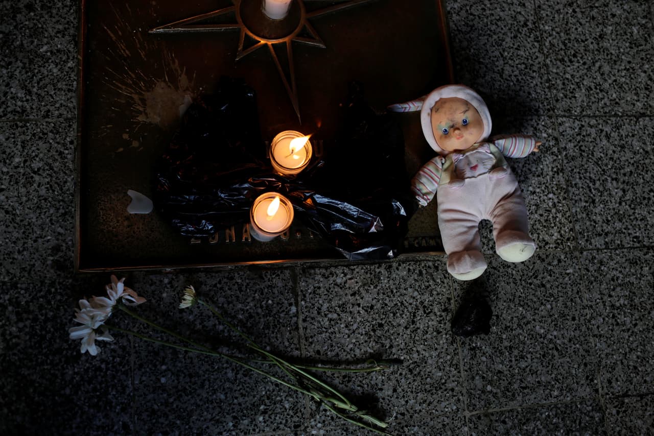 Uno de los manifestantes colocó velas y una muñeca pidiendo justicia por la muerte de las menores. (Saúl Martínez/Reuters)