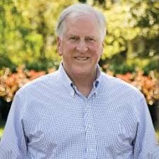 "Actualmente estoy refugiando en el Capitolio en un lugar seguro. Daré más actualizaciones. Este es un día muy triste para la democracia," dijo el congresista democrata 
<b>Mike Thompson</b> de Santa Helena.