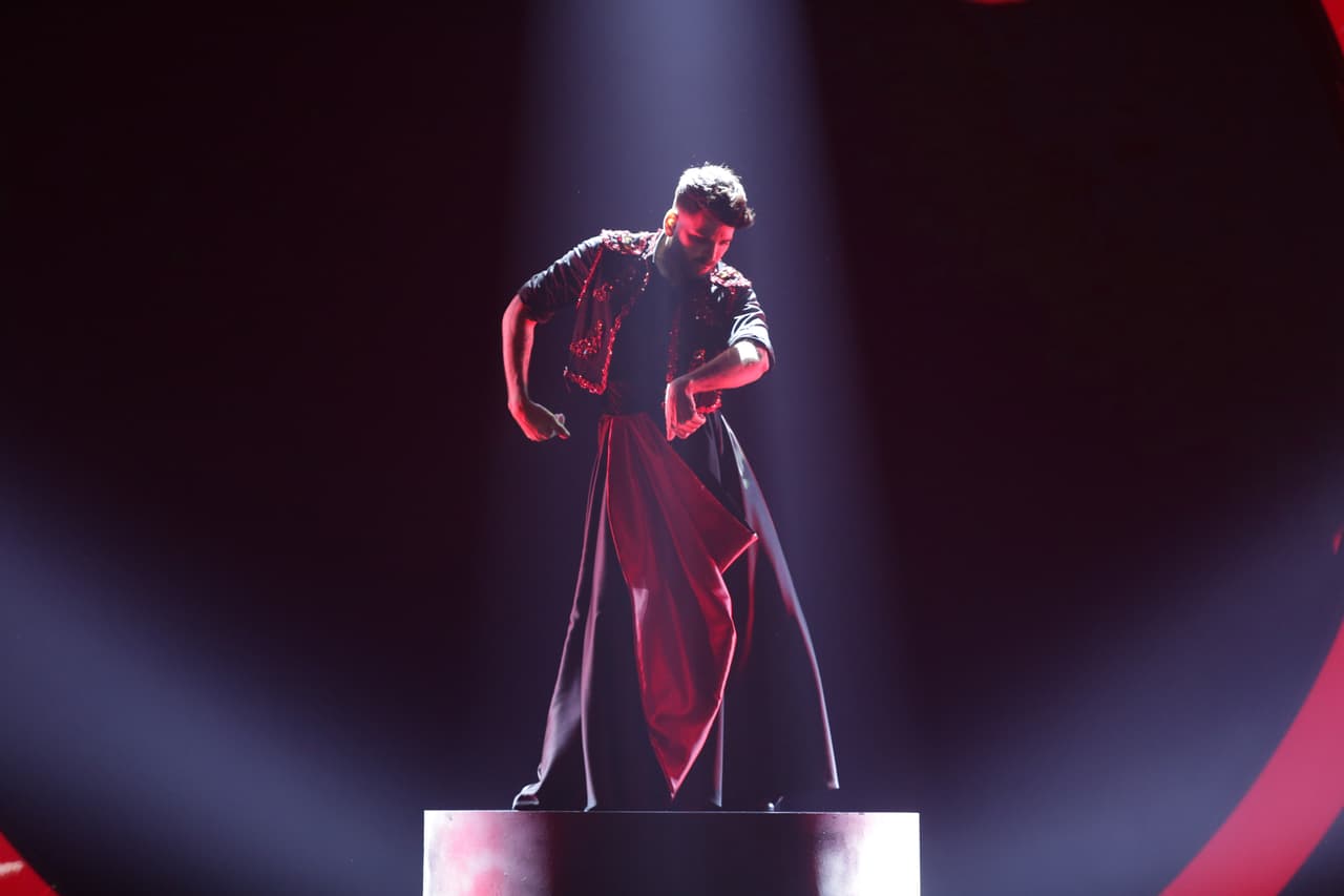 "Desde Miguel Bosé no había visto a alguien que moviera una falda con tando duende, con tanto requiebre, felicidades Jomari", le comentó 'Poty' Castillo.