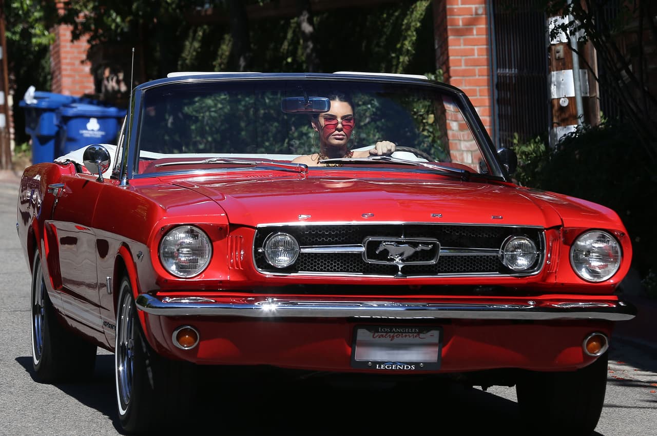 Además, con unos lentes rojos que combinaban perfecto con el coche.