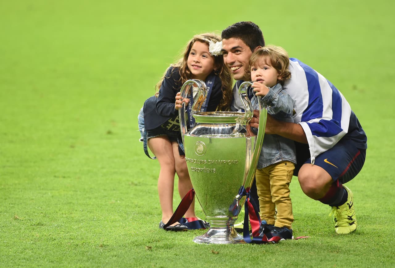 Luis Suarez, otro integrante del Barcelona comparte su triunfo con sus pequeños hijos.