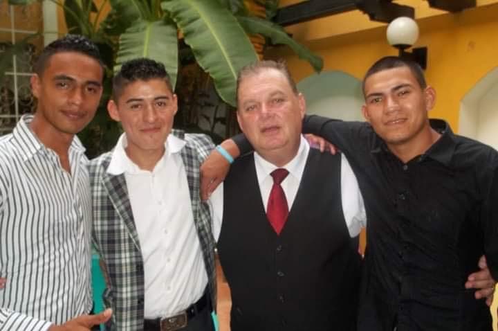 El pastor Betancur (tercero de izquiera a derecha), murió en septiembre debido al covid-19.