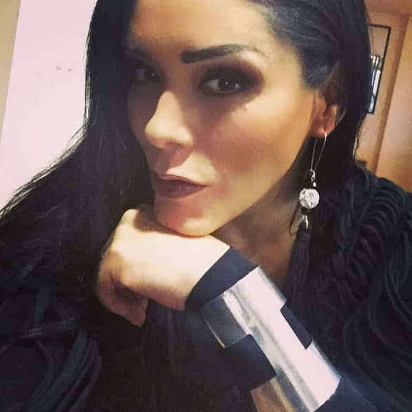 El procedimiento hizo que se le infectara la cara, por lo que se le hinchó a tal grado que tuvo que pasar 15 días hospitalizada para controlar la infección.