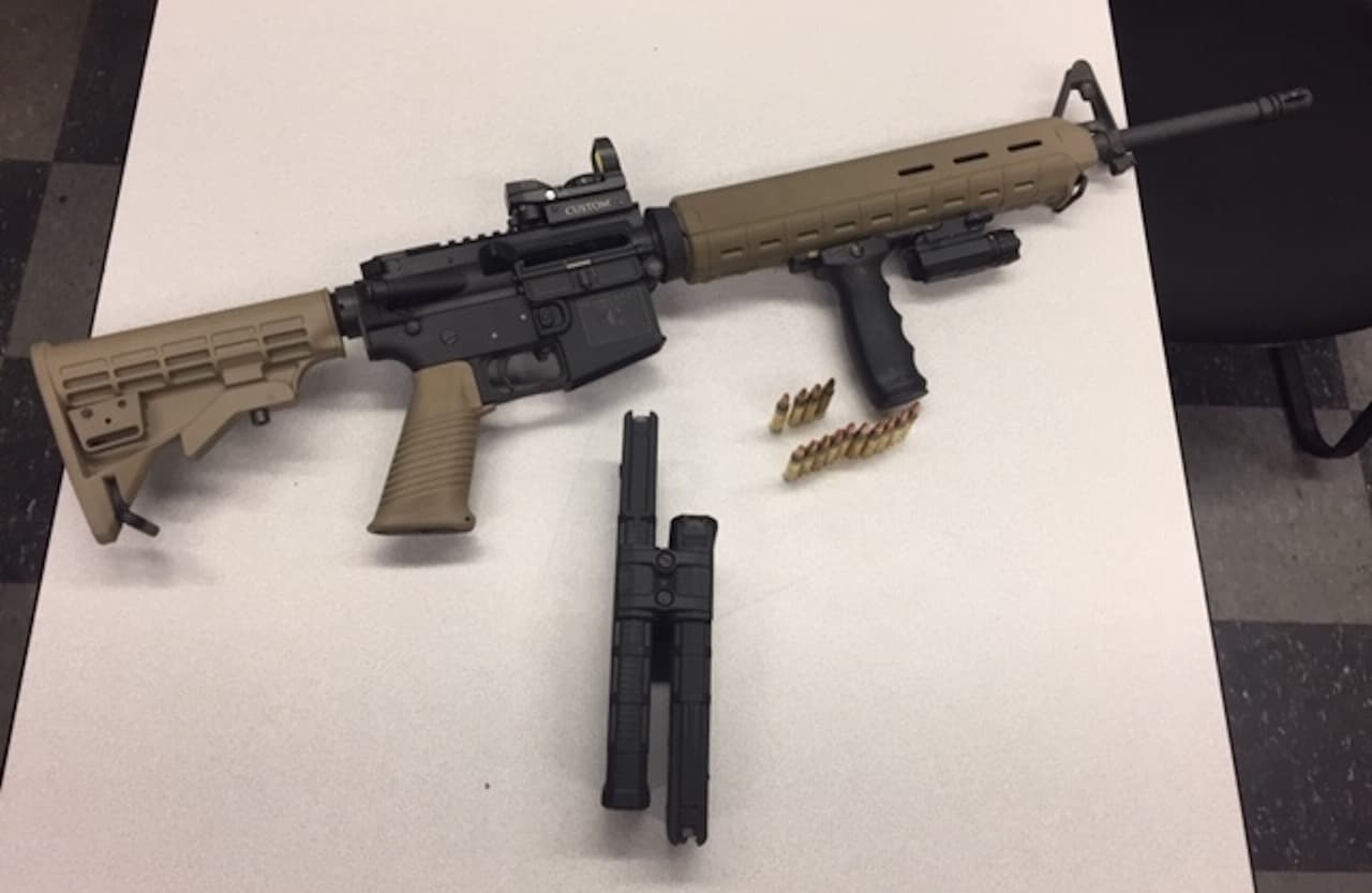 Rifle de alto calibre, recuperado por la policía.