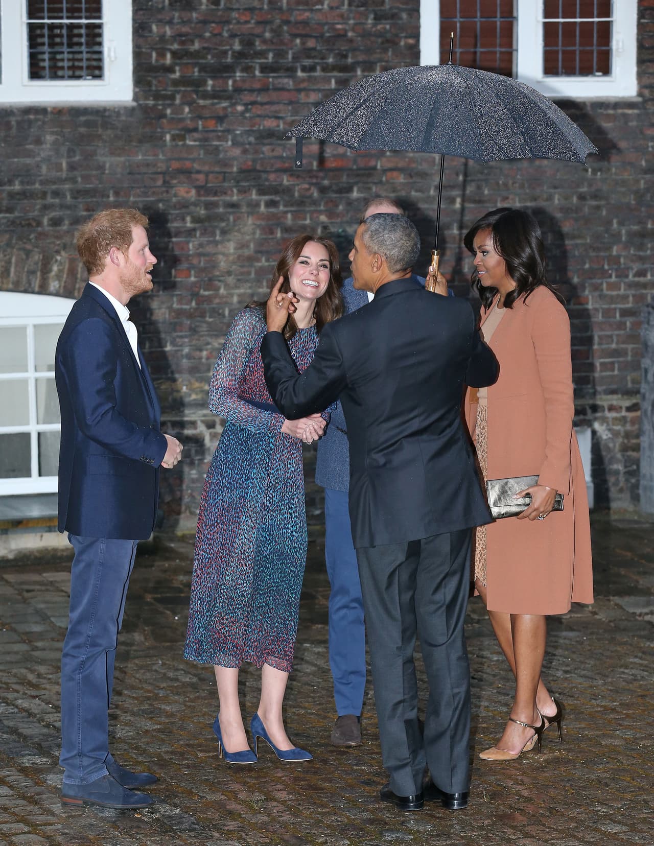 Todos bromearon y platicaron un instante.