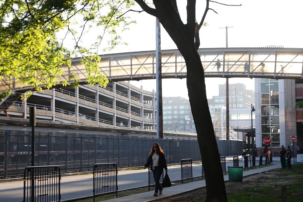 <b>¿En cuál estación del metro en Queens se podrá subir a los autobuses rumbo a Long Island?</b>
<br>Los pasajeros que quieran llegar a las estaciones de Ronkonkoma o Huntington, deben subir a los autobuses que estarán a las afueras de la estación 
<b>Jamaica-179th Street</b>.
