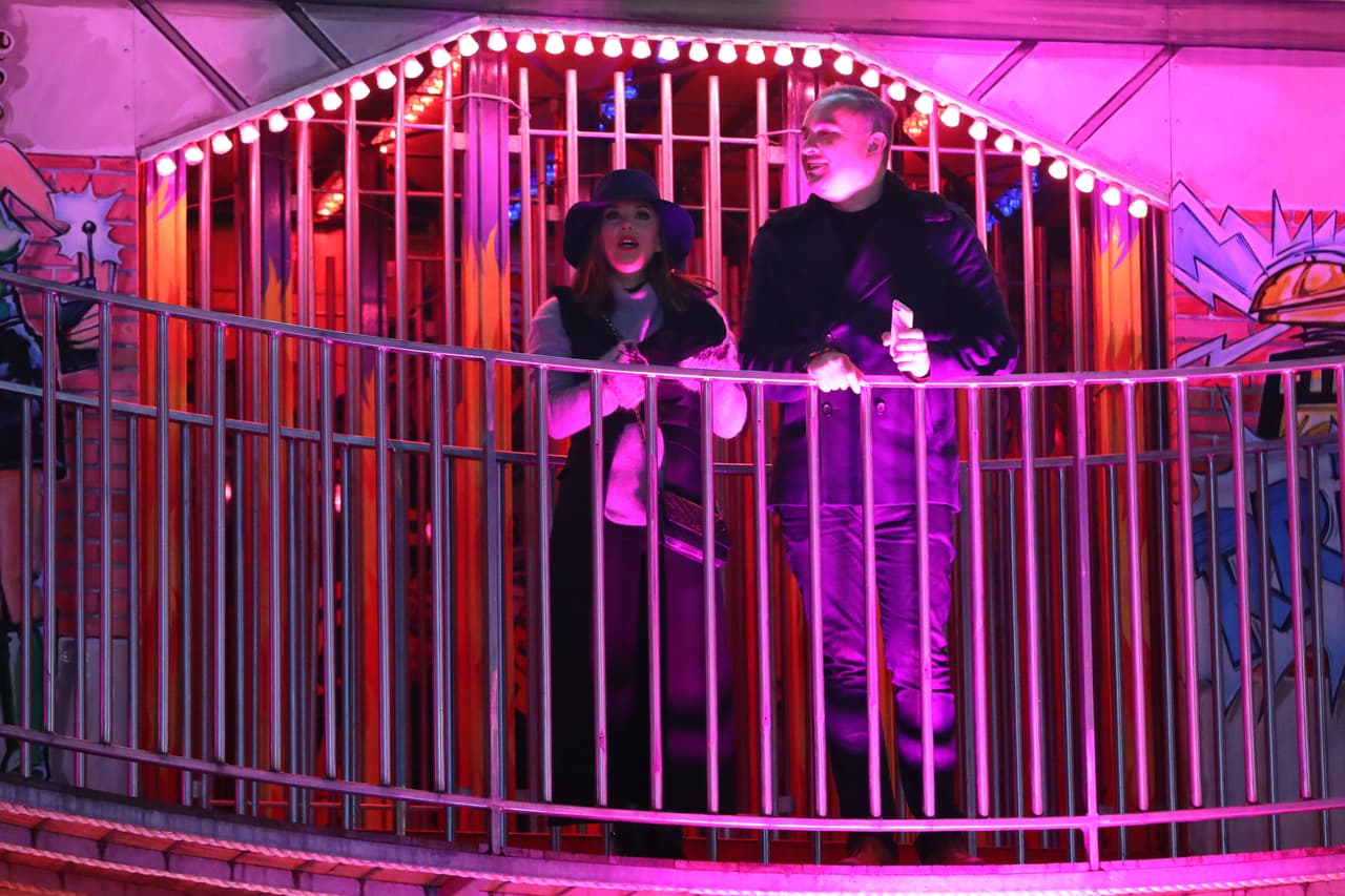 Primera parada: la casa de la risa y ahí todo iba muy bien, con la señora Longoria muy en pose de estrella.